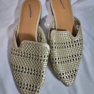 Universal Thread Gold Woven Flats Women's Size 7.5 Great Shape